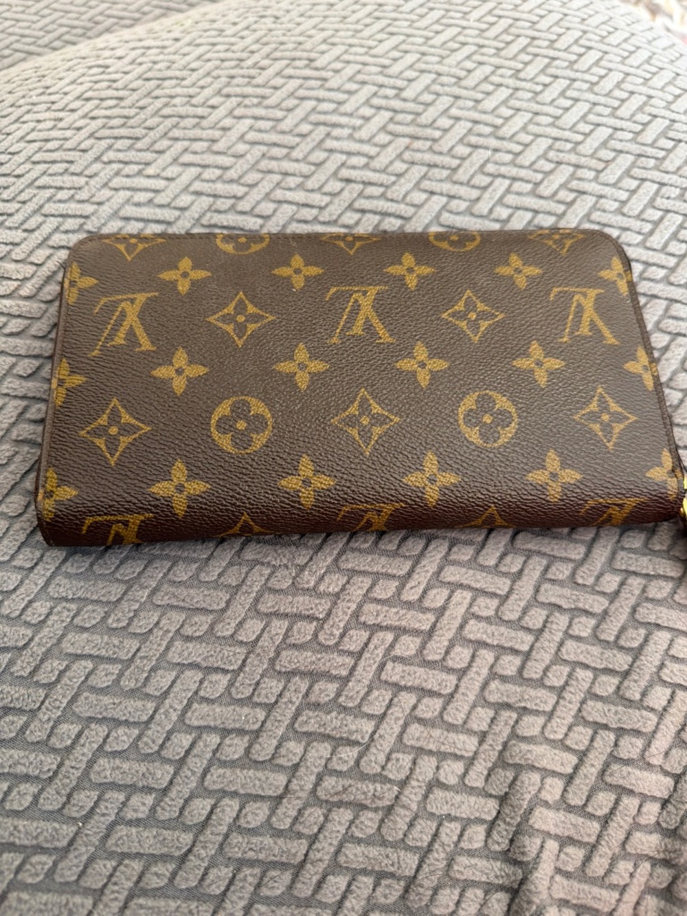 Louis Vuitton zippy wallet